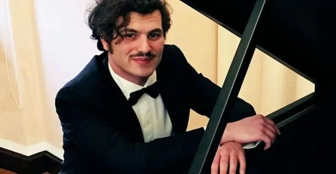 Lo straordinario talento musicale Davide Santacolomba ci insegna che non ci sono limiti quando si ha passione, e neanche la sordità può fermare la musica