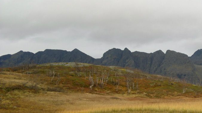 Reinlandsvatnet. Reitetindan i bakgrunnen.