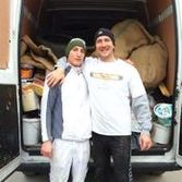 Dominik und Manuel Vater und Sohn bei einer Entrümpelung