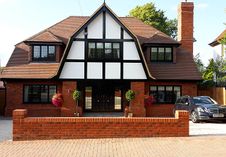 Front: Black aluminium leaded windows