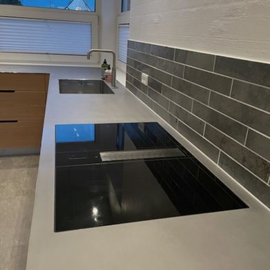 Massiv bordplade med vask og kogeplade