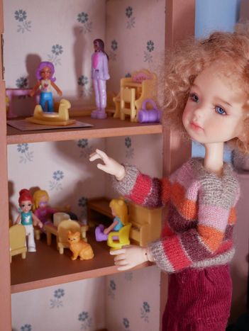Cabinet dollhouse.