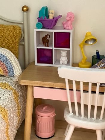 Detail: Loris room
