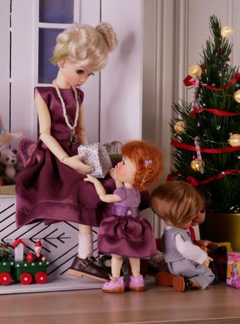 Emma bring Penny her gift.