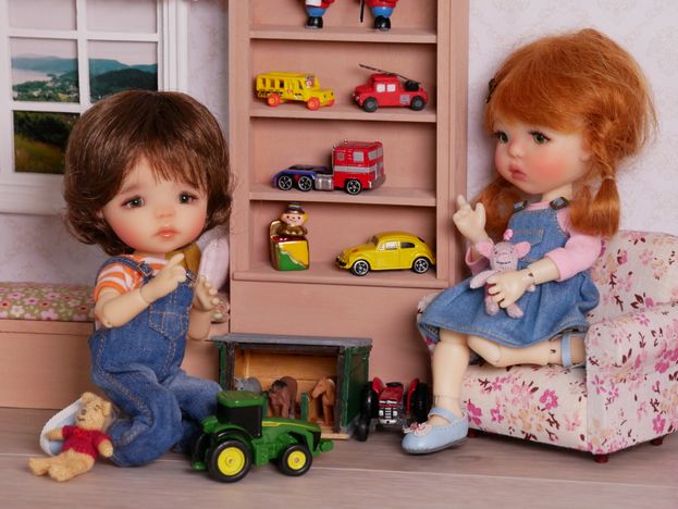 Emma shows Robin the playroom.