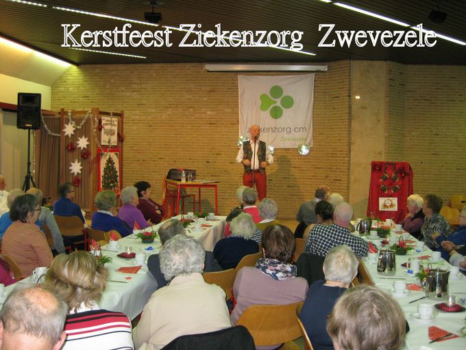 Op 2é kerstdag komt ziekenzorg Zwevezele jaarlijks samen voor het kerstfeest. Om 13.30 was er een misviering .Daarna een optreden verzorgd door CHRIS ...hij kleurde de namiddag met een paar kerstliedjes, populaire schlagers en meezingers, afgewisseld met wat humor. Als afsluiter koffie met lekkere boterkoeken. Iedereen kreeg een geschenkje mee en ging tevreden naar huis