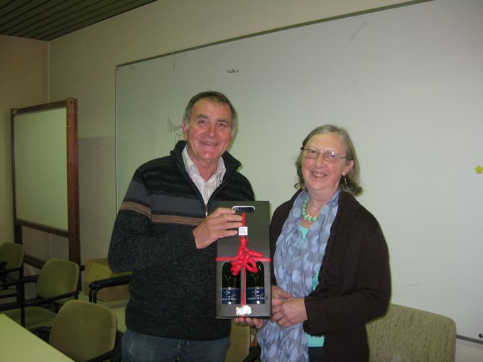 Na 12 jaar goede samenwerking stoppen Marleen en Ronny als voorzitters van ziekenzorg Zwevezele.
Op de laalste vergadering was er een geschenkje als dank voor jullie jarenlange fantastische inzet voor de mensen.
Vanaf september is er een nieuw bestuur waarin Ronny en Marleen blijven meewerken in de kern.