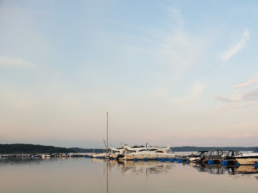 Hur skönt är det inte att få jobba en söndagskväll i Viggbyholms marina när fina båtar, solnedgången och ett stilla hav som skiftar i rosa och blått är ens utsikt?