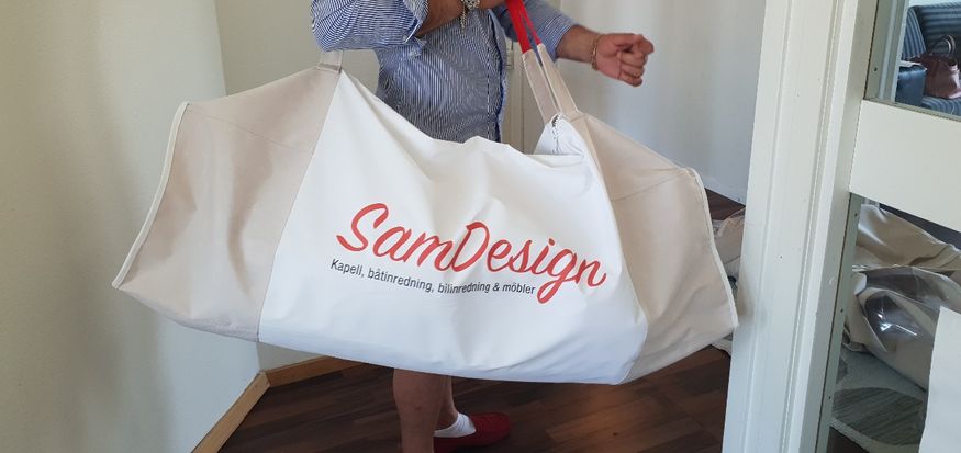 Glöm inte att du kan beställa en snygg, designad och praktisk kapellbag hos oss på SamDesign! Perfekt för både vinterförvaring, om du exempelvis har både hamnkapell och ståkapell - eller för att förvara badkläder och badhanddukar i under dagsutflykten!
