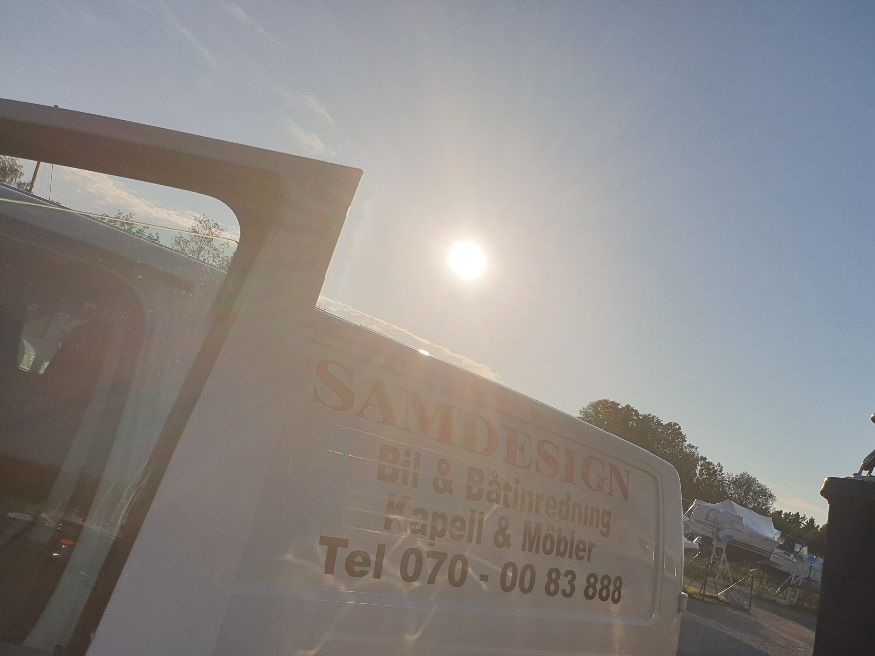 Nu gäller sommaröppettiderna - dvs. vi öppnar kl 10 på vardagar och har öppet till 17 och som vanligt mellan 11-15 på lördagar. Ibland är vi ute på jobb, så säkrast är ändå att ringa först! 

Nu är även vår populära sommarjour igång - behöver din ruta akut bytas? Sprack sömmen när du monterade kapellet? Blev det en reva i dynan? Oroa dig inte - du behöver inte vänta till i höst, utan ring oss så ser vi till att lösa situationen så fort som möjligt så att du kan njuta av ett helt kapell och inredning i sommar!