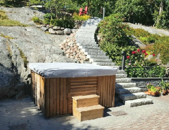 Ni vet väl att vi inte bara gör kapell till båten - här önskade en kund ett designat kapell som skydd för sin pool! Med slitstark kapellväv så skyddar detta utmärkt och är dessutom vattenavstötande! Välkommen in med din egen idé eller låt oss hjälpa dig att fundera ut den bästa lösningen för det som just du vill ha hjälp med!