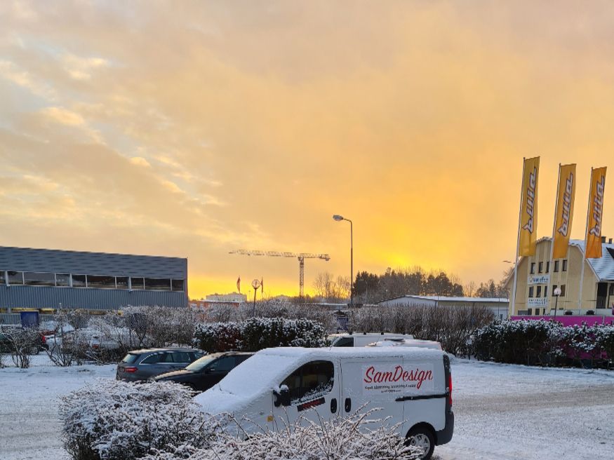Ute är det snö - men inne jobbar vi på för fullt med omklädningar och tillverkning av bla. Nya kapell, sprayhoods, inredningar osv!