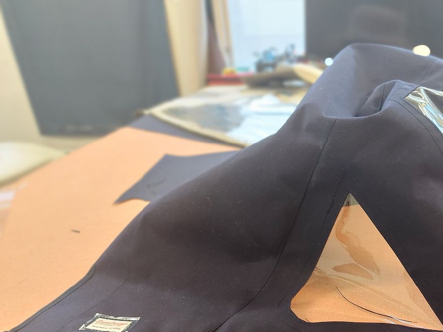 Det jobbar på för fullt i verkstaden men nya sprayhoods och båtkapell

Behöver du fräscha upp din inredning, dynor eller kapell? Kom förbi så hjälper vi dig!