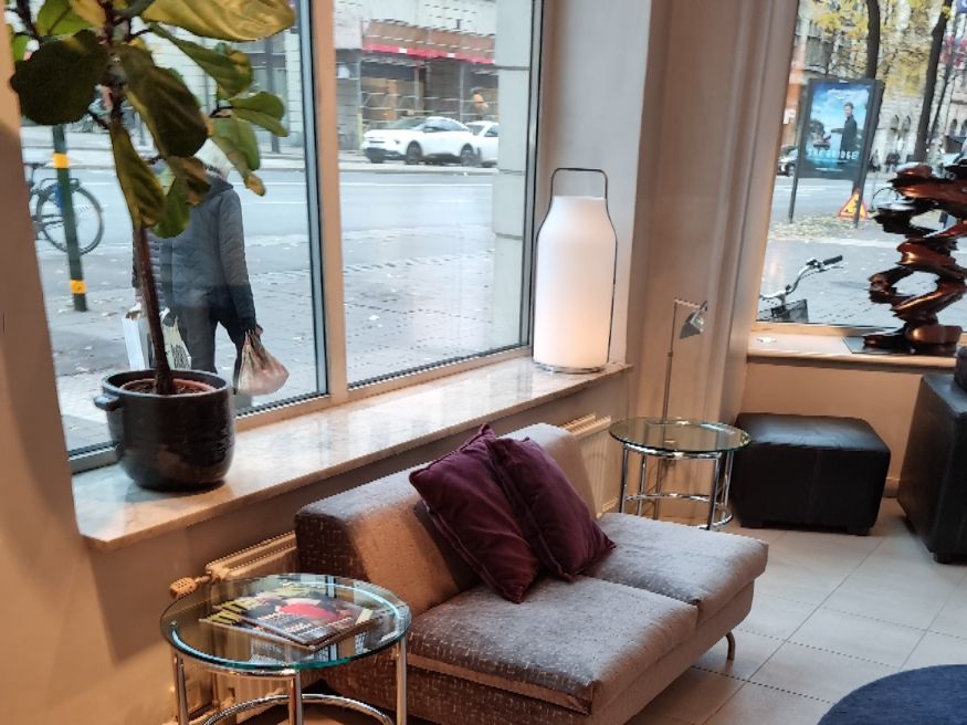 Vi älskar hotellobbys! Så här fint blev det med nyomklädda soffor i lobbyn på Elite Hotel Stockholm Plaza!