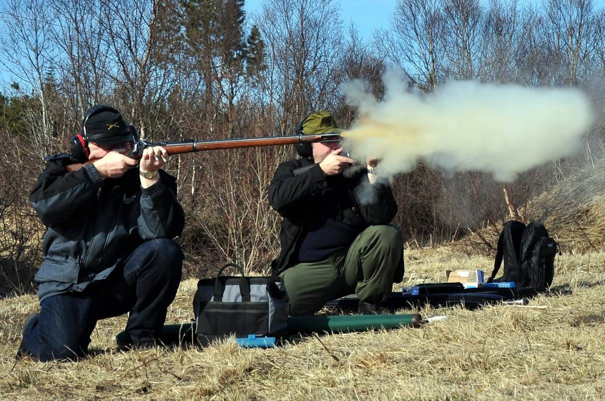Tor og John fyrer med Trapdoor og Martini Henry