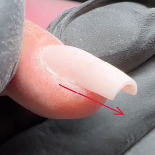 Kopia av Börja med att fila på båda sidor om nageln. Från fria kan
