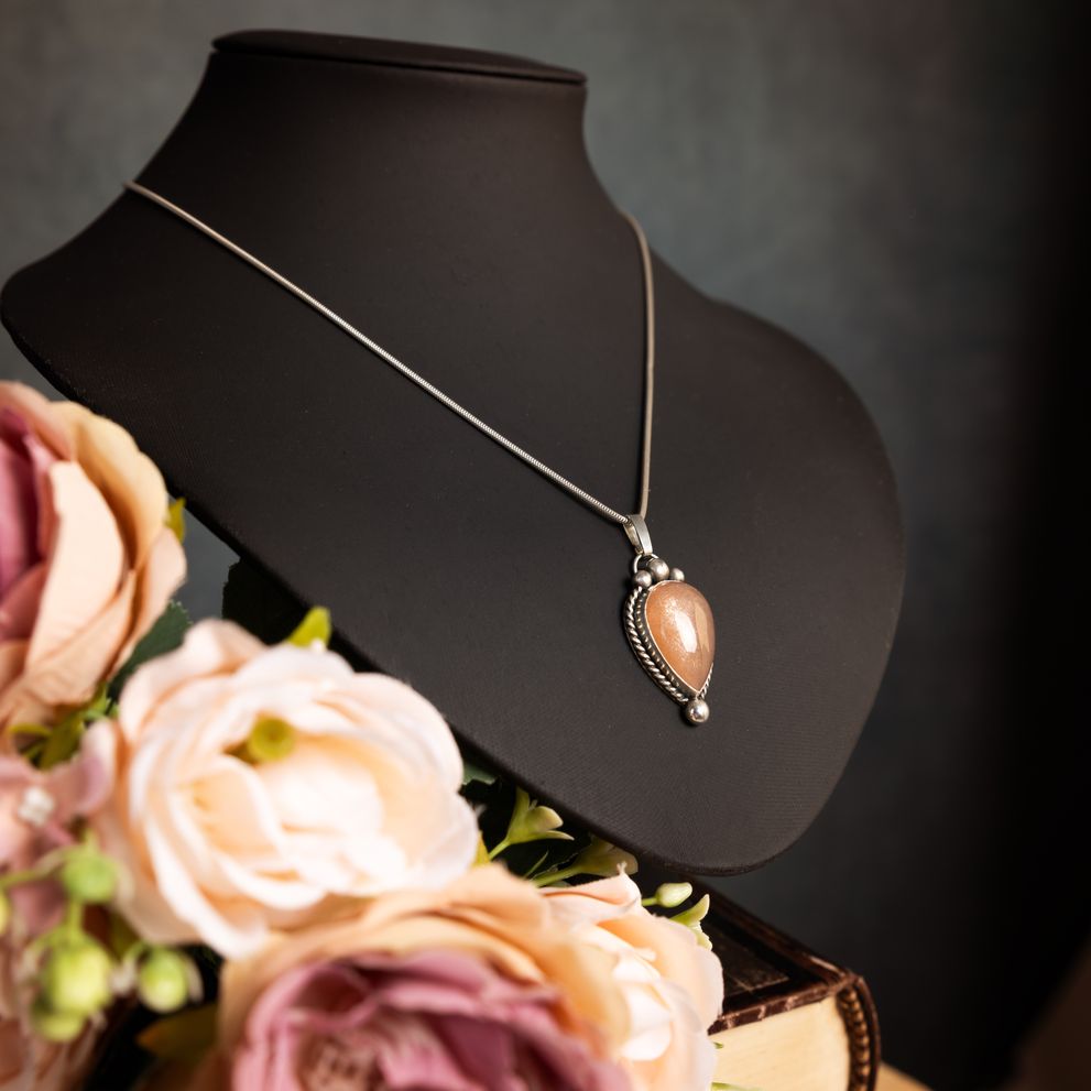 Maansteen ketting € 125,-