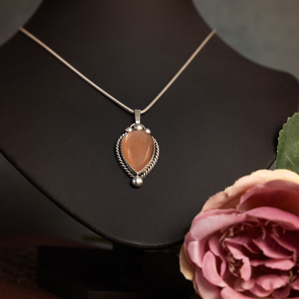 Maansteen ketting € 125,-