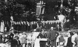Skien Arbeidermannskor på besøk Thisted Danmark i 1947. Skien t.h.
se tekst under historie