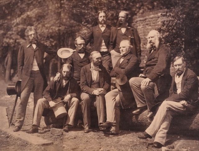 Curiosa fotografía en la que aparece Sir George Brown en el centro del grupo.