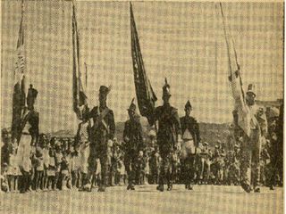 Cabeza del desfile, con uniformes y banderas representativas de 1813.
