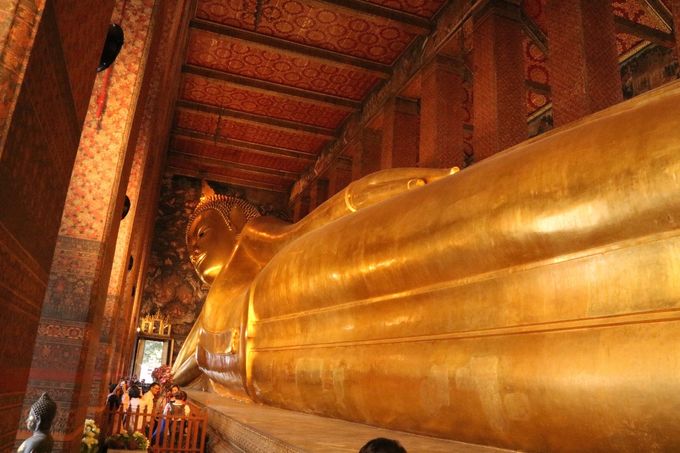interamente rivestita in oro, la statua misura 45 metri di lunghezza e 15 di altezza