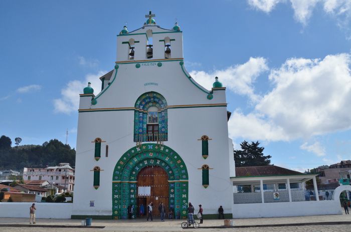 Da non perdere la visita all'interno della cattedrale di San Juan Bautista, dove coesistono riti religiosi cattolici e pagani. L'interno della cattedrale è letteralmente cosparso a terra di aghi di pino e da una  miriade di candele. Non vi sono nè panche nè altari ; i rituali di guarigione praticati prevedono uova, ossa e polli vivi che vengono sacrificati, con canti accompagnati da una tipica bevanda locale alcolica, ricavata dalla canna da zucchero. (Impossibile scattare foto!)