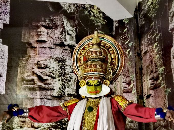 Il tradizionale spettacolo teatrale del “Kathakali”, originario del Kerala, inizia con la fase del trucco degli attori/personaggi (solo maschi, anche se interpretano ruoli femminili). Si ispira a racconti epici indiani ed è sostanzialmente una pantomima eseguita con maschere tradizionali, accompagnata dal suono di percussioni
 
