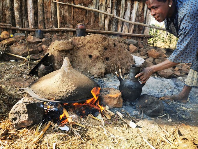 la preparazione dell'injera in un villaggio rurale 
