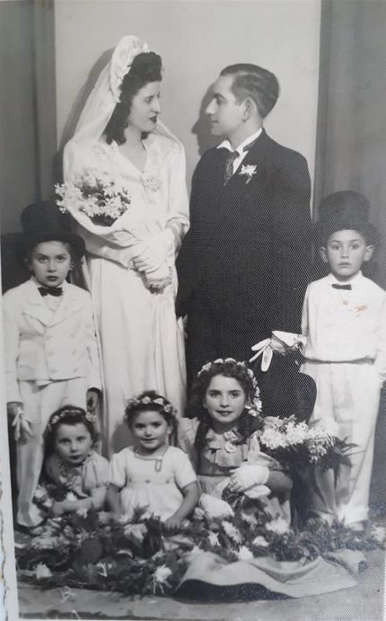 Gelin- Damat: İda - Hayim Sarfetti  Ayaktaki çocuklar: Soldaki Avram Kalvo Sağdaki: Tovi Sarfetti Oturan kızlar Soldan sağa: Sara Sason Katalan, Zizi Kalvo Kalef, Venezya Sarfetti Erdeniz İstanbul 1947