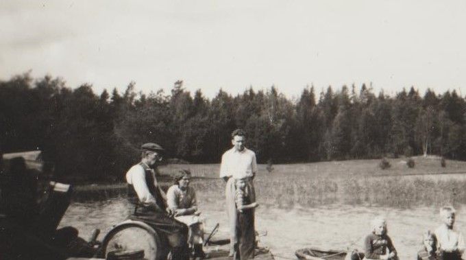 Lindvikin ranta Karunassa. Kuvassa näkyy suolaamon kiskot ja kalastaja August Livala istuu tynnyrin päällä vasemmalla.