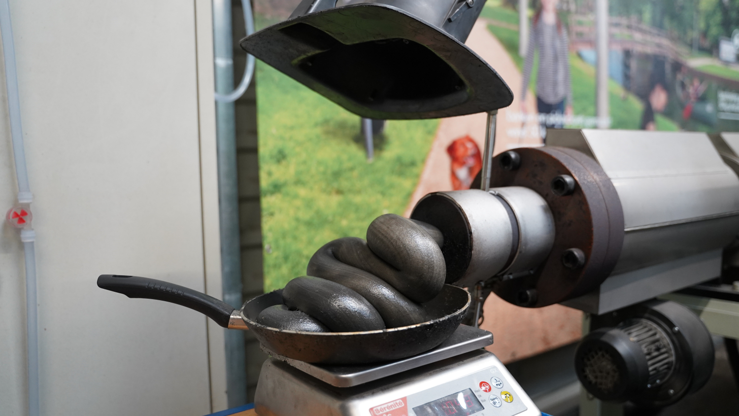Gesmolten plastic uit de extruder, klaar voor de pers