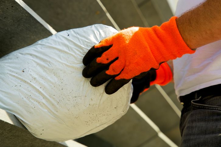 Nu vullen we de bakken met substraat van gefermenteerd groenafval