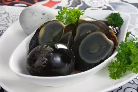 Oeufs 100 ans ยำไข่เยี่ยวม้า