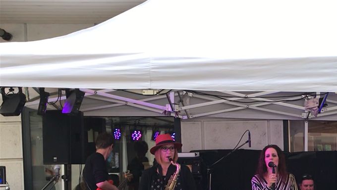 2and Helping. Die Band hat mich dazu gebracht nach 25 Jahren wieder anfangen zu spielen