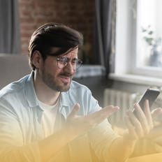 Mann blickt besorgt auf Laptop – symbolisiert drohenden Datenverlust