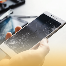 Smartphone mit zerbrochenem Display in der Hand