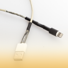 Ladekabel mit USB- und Lightning-Anschluss auf hellem Untergrund