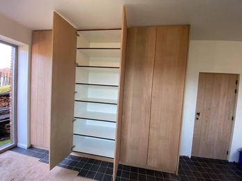 voorraadkast op volledige wand