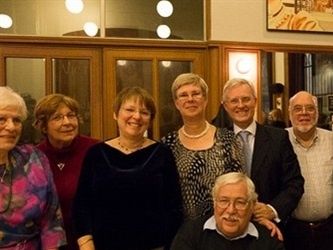 Nous sommes une bande d'authentiques Brusseleirs d'origines diverses, depuis ceux qui veulent savoir à quoi ressemblent ces dialectes jusqu'à ceux qui les pratiquent au quotidien.

Jean-Jacques De Gheyndt
et sa bande de joyeux drilles