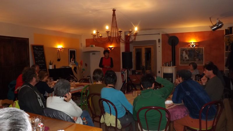 Conférence gesticulée
"Le textile, ça tombe du ciel?"