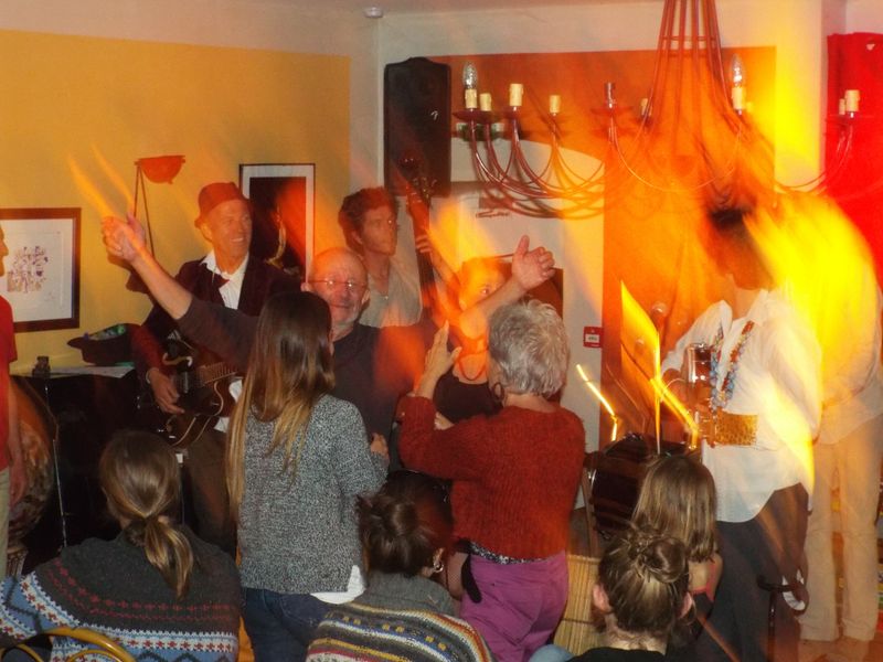 et mettent le feu à l'auberge!