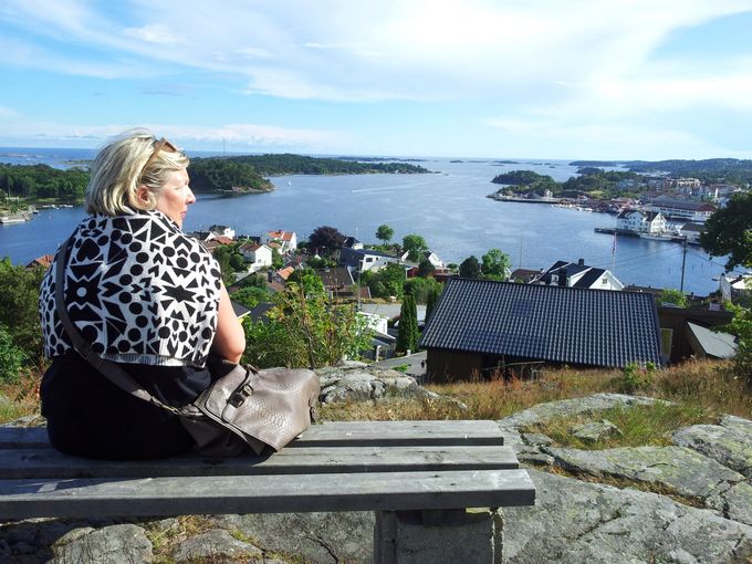 Etter å ha trasket rundt på stier, fant vi frem til vakkert Rundskue fra byfjellet i Grimstad, Sør-Norge.(2014)