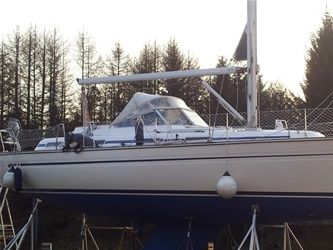 Glimt av en landsatt, blottet og naken S/Y Tatanka.