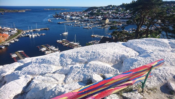 Utsikt over byen fra Risør-flekken (Hvitkalket fjell som seilmerke)