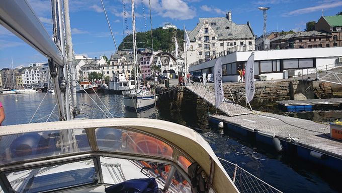 Innom i Ålesund for å fylle diesel
