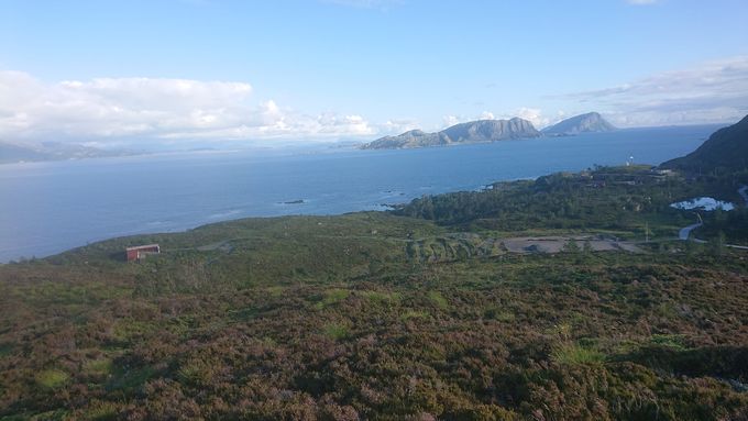 Utsikt mot havet i sørvest (Batalden) fra fjellet ovenfor Kalvåg i Bremanger.
