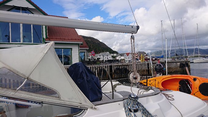 Ved Knutholmen i Kalvåg....(og foreløpig veldig klar for Raspeballer)