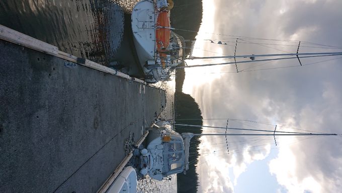 To båter fra samme fjord tilfeldig ved gjestekai på Feste