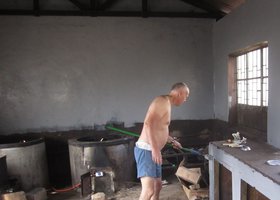 Oddvar Holvik i gang med andre malingsstrøket